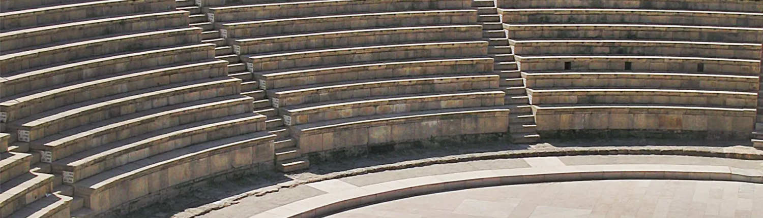 Amphitheater, Podium für viele Aktionäre