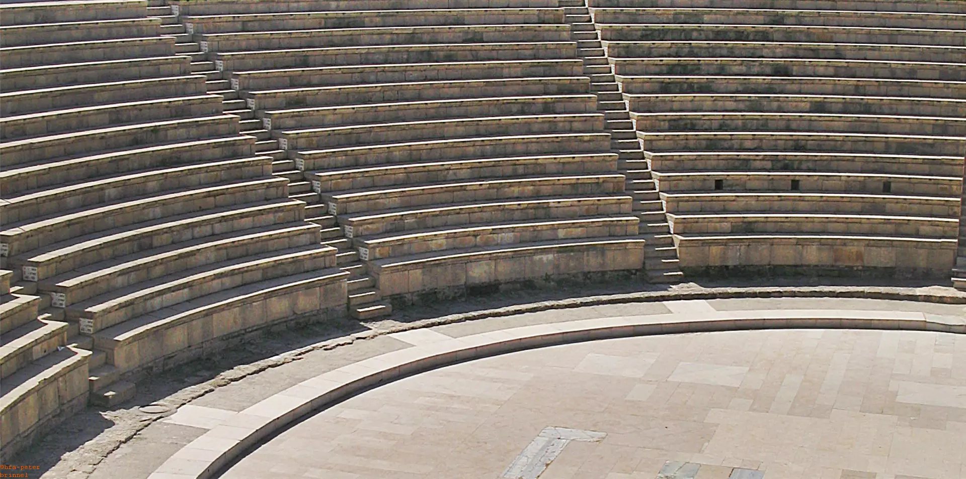 Amphitheater, Podium für viele Aktionäre